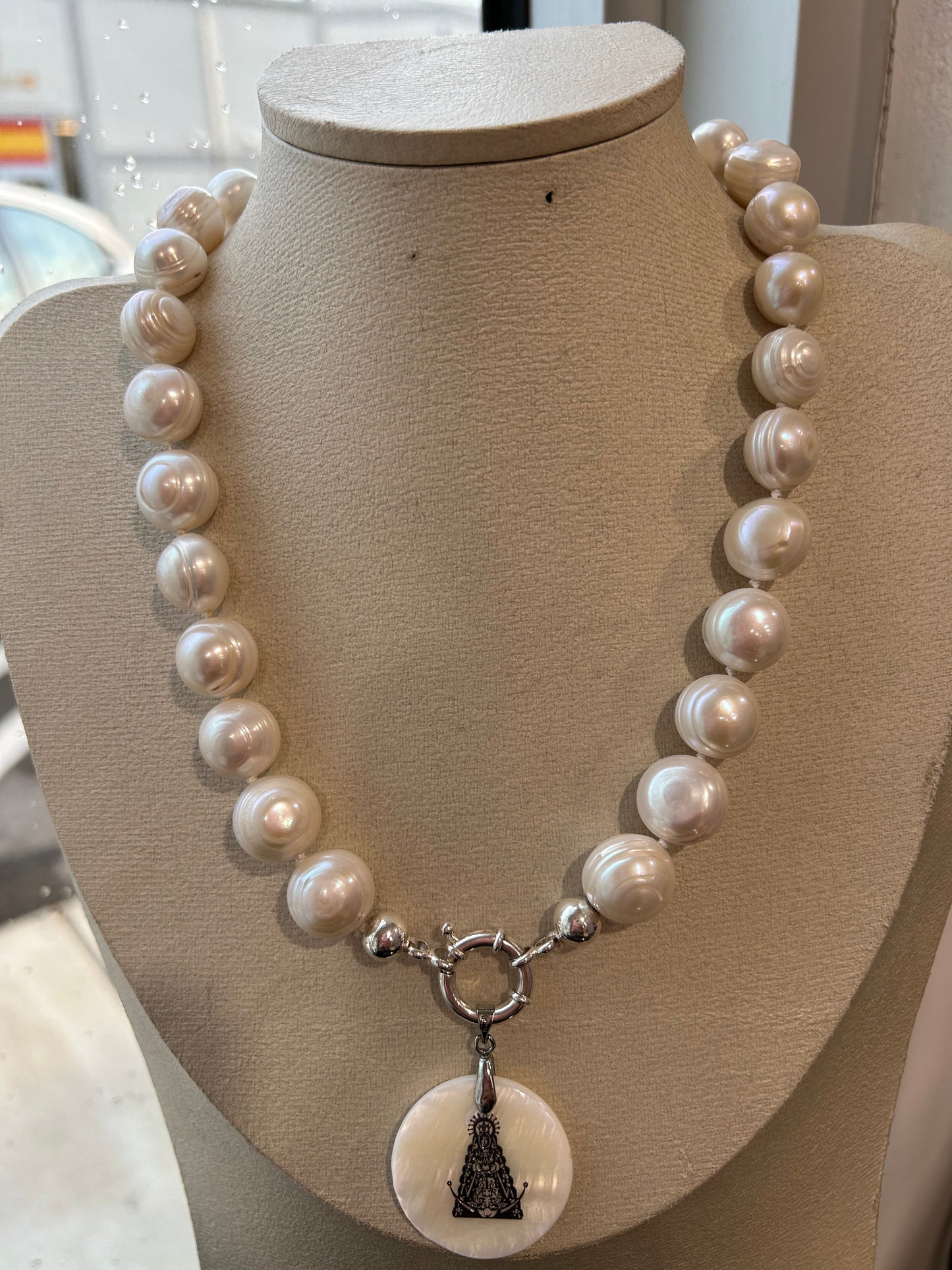 Pearl Necklace with nácar Rocio Virgen