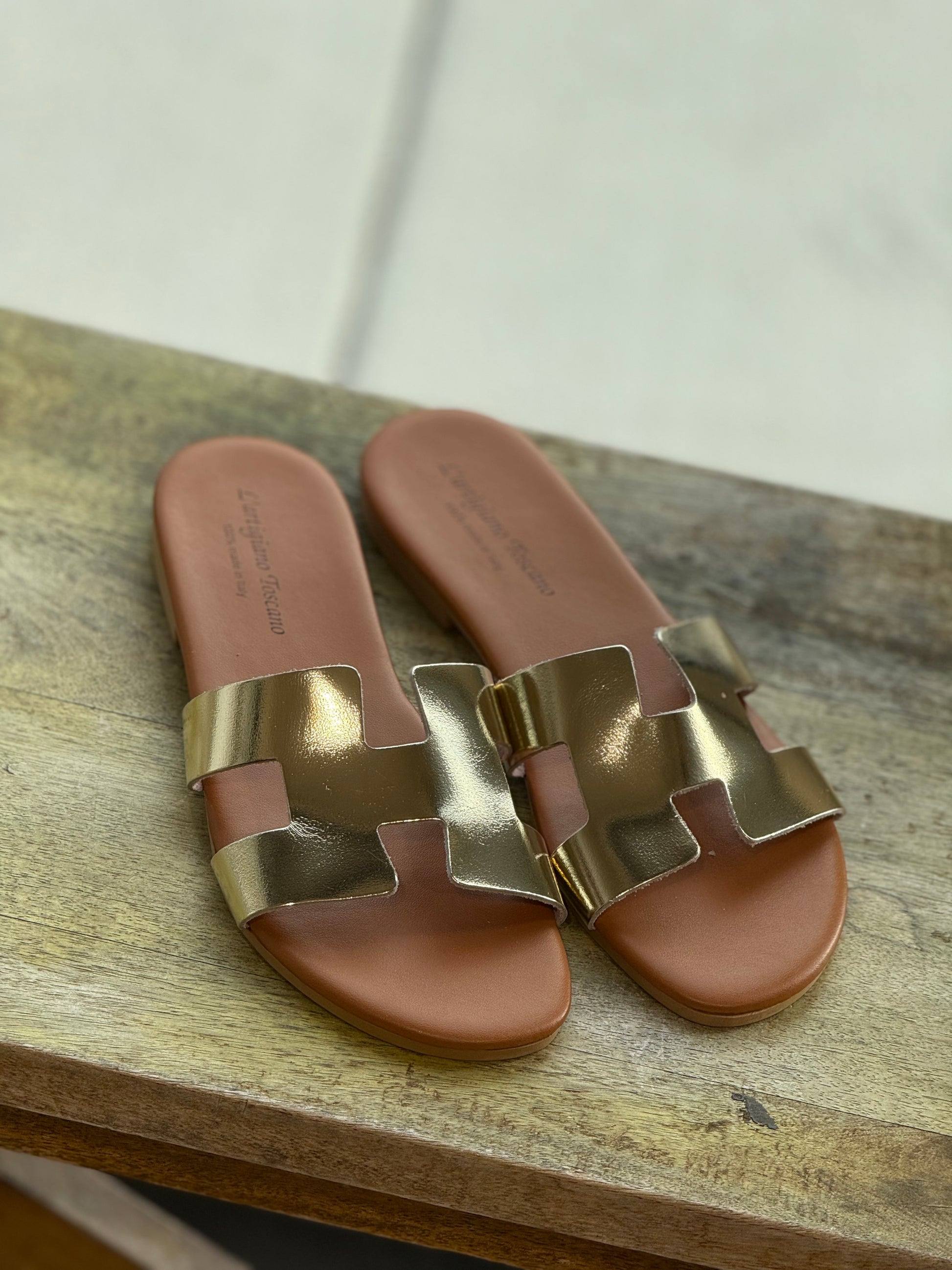 Sandalias hermés dorado viejo